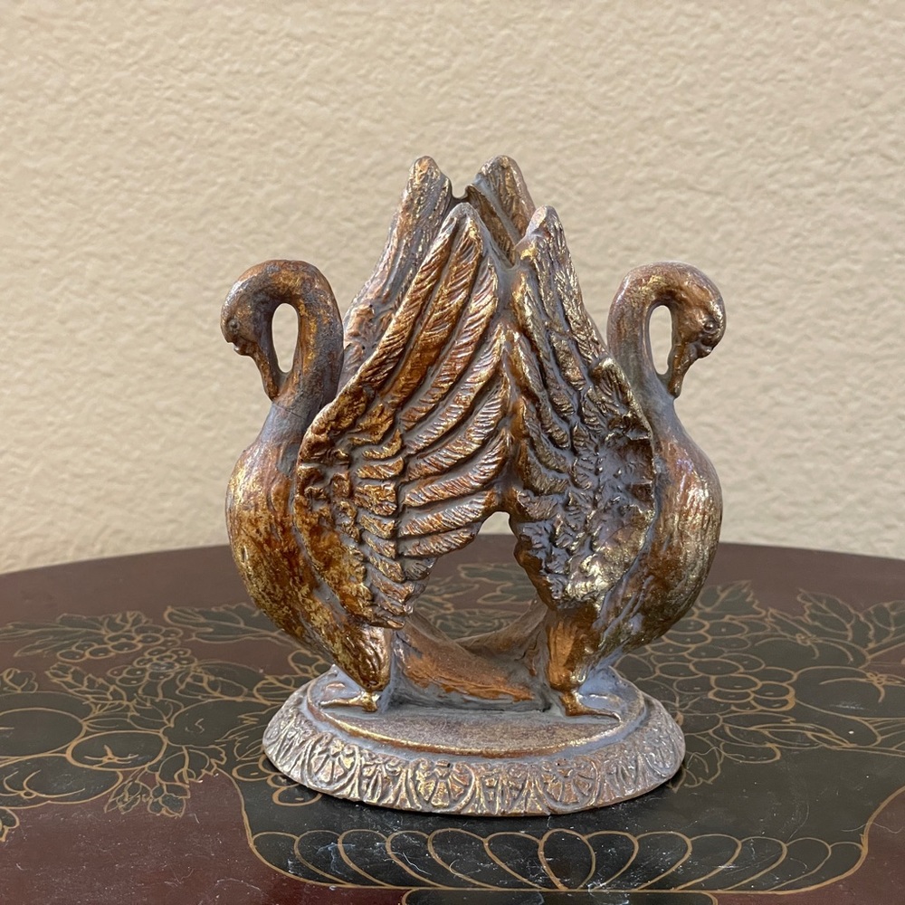 Dual Swan Sculpture 🦢